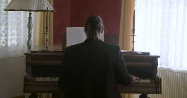 Pianist Schließt Klavierbrett — Stockvideo