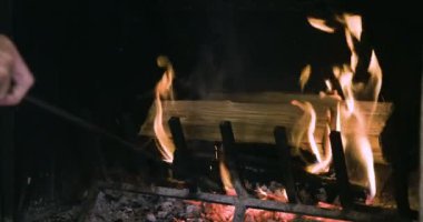 Bir odun yanan bir şömine alay