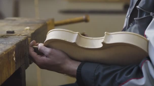 バイオリンを作っている男性 — ストック動画