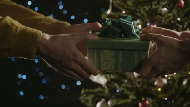 Lutando Por Presente Natal — Vídeo de Stock