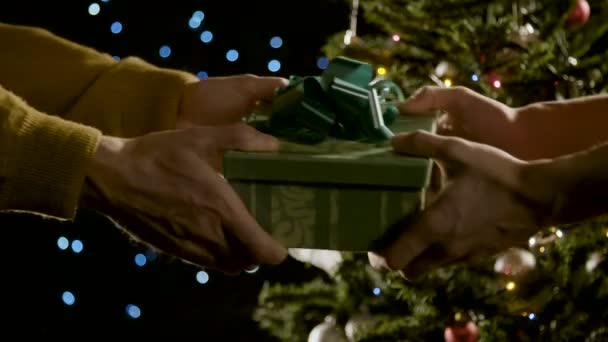 크리스마스 선물을 싸우는 — 비디오