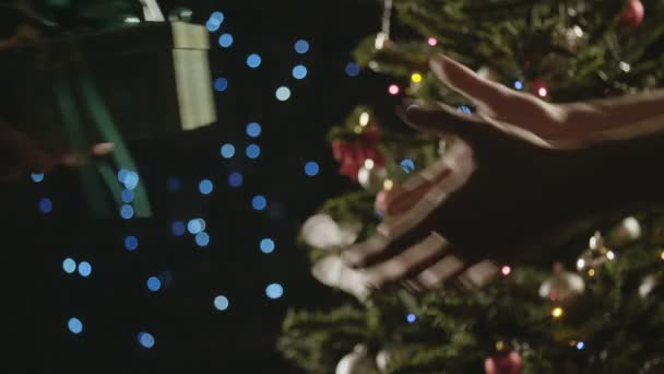 Человек Пытается Захватить Рождественский Подарок — стоковое видео