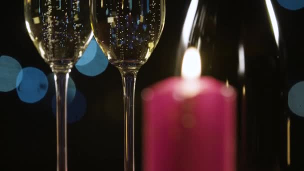 Δύο Ποτήρια Της Σαμπάνιας Και Ένα Κερί — Αρχείο Βίντεο