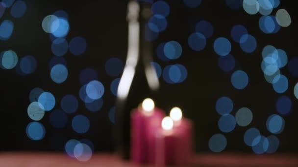 Weihnachtskerzen Und Eine Flasche Champagner — Stockvideo