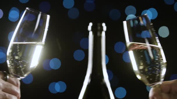 Brinde Champanhe Frente Luz Azul — Vídeo de Stock