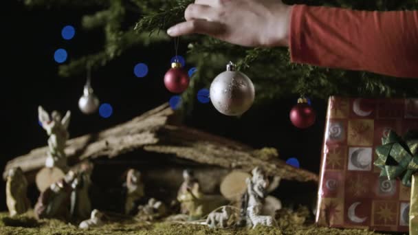 Decoração Uma Árvore Natal Com Presépio — Vídeo de Stock
