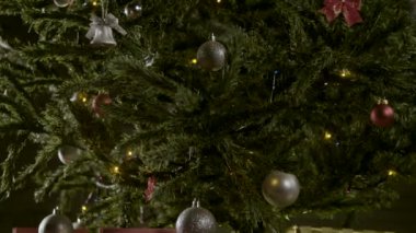  Hediyelerle süslenmiş Noel ağacı