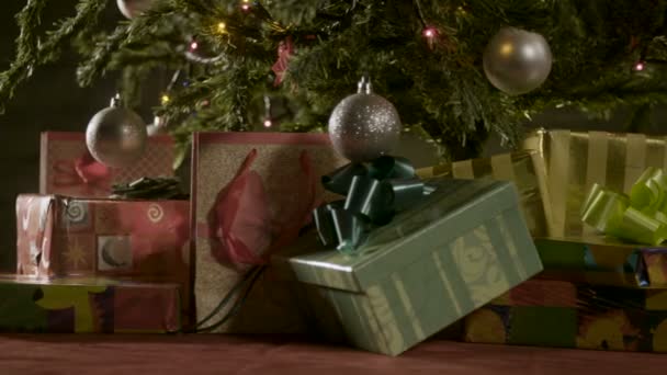 Cadeaus Onder Kerstboom — Stockvideo