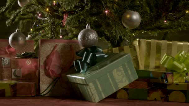 Presentes Sob Árvore Natal — Vídeo de Stock