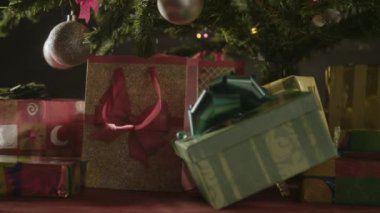 Sarılmış hediyeler ile dekore edilmiş Noel ağacı