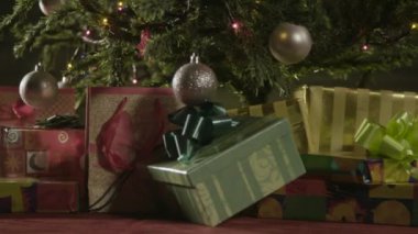 Noel ağacının altında sarılmış hediyeler