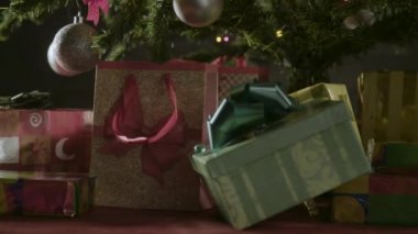 süslü Noel ağacının altında sarılmış hediyeler