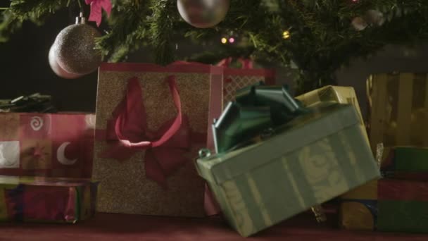 Árvore Natal Decorada Com Presentes Embrulhados — Vídeo de Stock