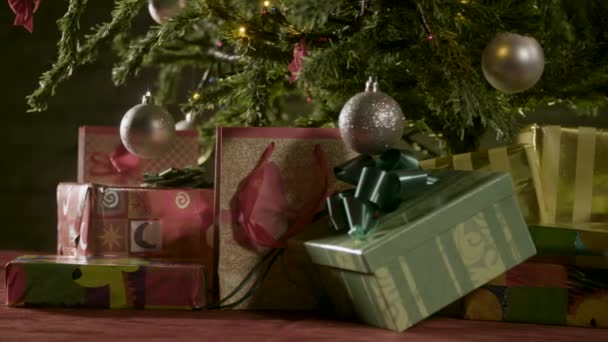 Ingepakte Cadeaus Onder Kerstboom — Stockvideo
