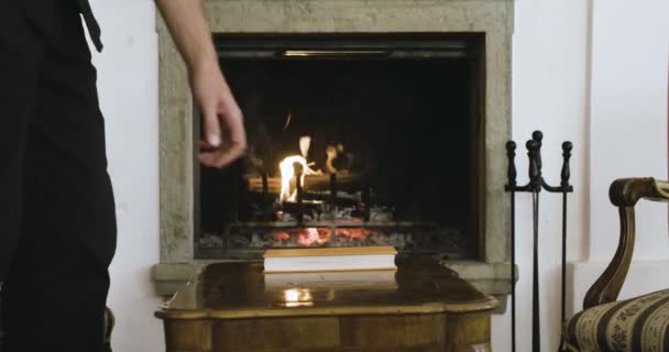 Man Leest Een Boek Opgepikt Uit Een Houten Tafel — Stockvideo