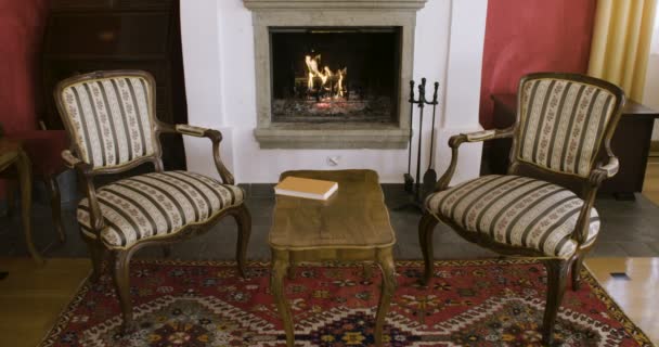 Cheminée Confortable Avec Livre Assis Sur Une Table Bois — Video