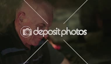 Demircinin vurma bir çekiç ile 