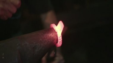  Demircinin kaynak metal çekiç ile