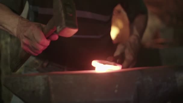 Blacksmith Vormgeving Metaal — Stockvideo