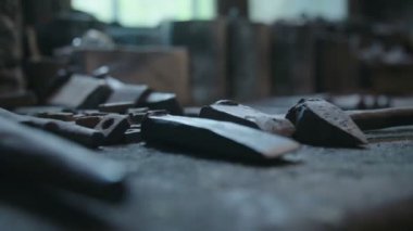 Demircinin ekipman üstünde belgili tanımlık sayaç 