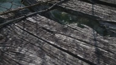 Köprü Nehri üzerinde asılı kırık 