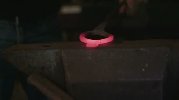 ハンマーで金属を溶接 — ストック動画