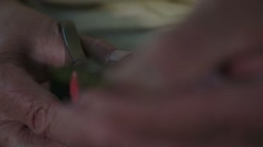 Kâğıdı kesmek için makas kullanan kadın