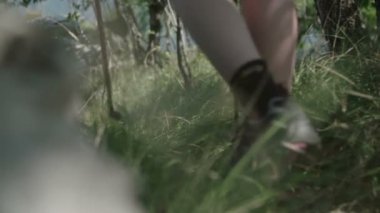 Kadın Hiking yalak orman 