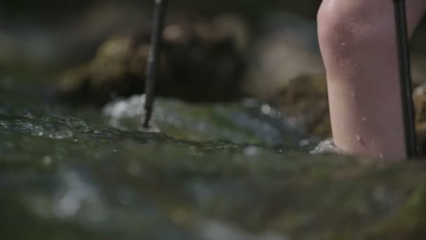 Mulher Caminhando Através Água Forte — Vídeo de Stock