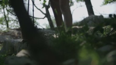 Genç kadın yalak orman zamları