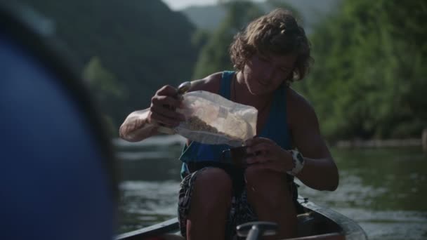 Uomo Sta Facendo Uno Spuntino Canoa — Video Stock