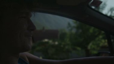 Araba süren bir adam.