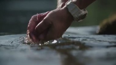 Adamın çamaşır elleri