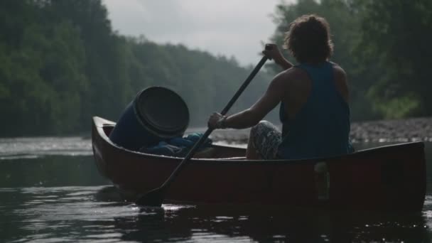Mann Rudert Auf Einem Fluss — Stockvideo