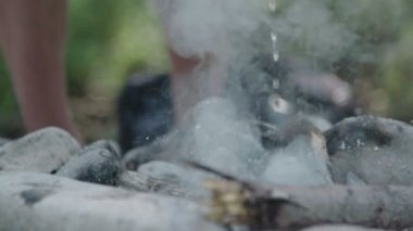 Adam kamp ateşi söndürmek  