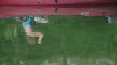 Bir erkekte su yansıması