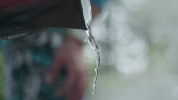 Mann Schüttet Wasser — Stockvideo