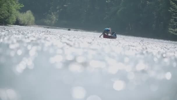 Kanu Durch Niedrigwasser Schieben — Stockvideo