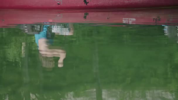 一个人在水中的倒影 — 图库视频影像