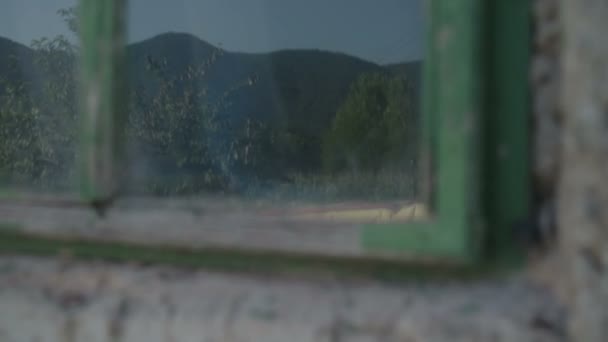 Spiegelbild Eines Mannes Der Sich Darauf Vorbereitet Ein Floß Rudern — Stockvideo