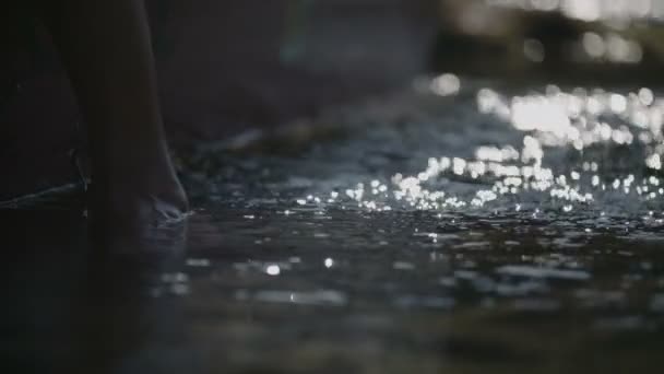 Blötläggning Fötterna Vatten — Stockvideo