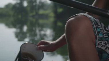 Pot ile onun yüzünde su dökülen adam