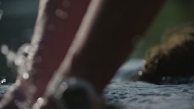 Bir nehir onun el yıkama 