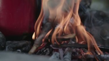 bir kamp ateşi yakın çekim