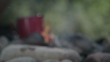 Kamp ateşi yavaş yavaş yanıyor