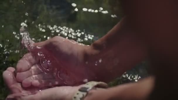 川で顔を洗う人 — ストック動画