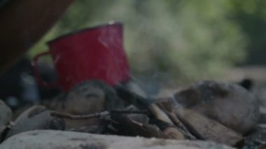 Pot ile yanmış kamp ateşi 