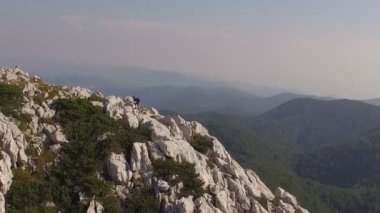 Adam bir dağda yürüyüş