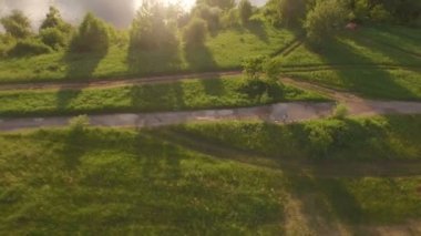 Çalışan insanların hava uçuş