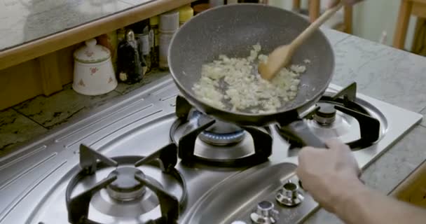 在煤气煮炉上煮洋葱和搅拌切碎的洋葱 — 图库视频影像